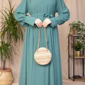 عباية بكشكش وأزرار مغطّاة