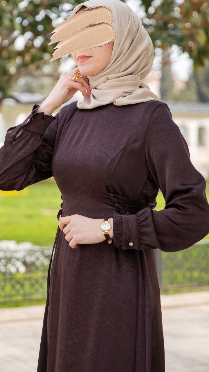 فستان بحلية مثبّتة